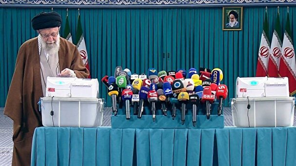 رهبر انقلاب: انتخابات نشانه‌ حضور مردم است