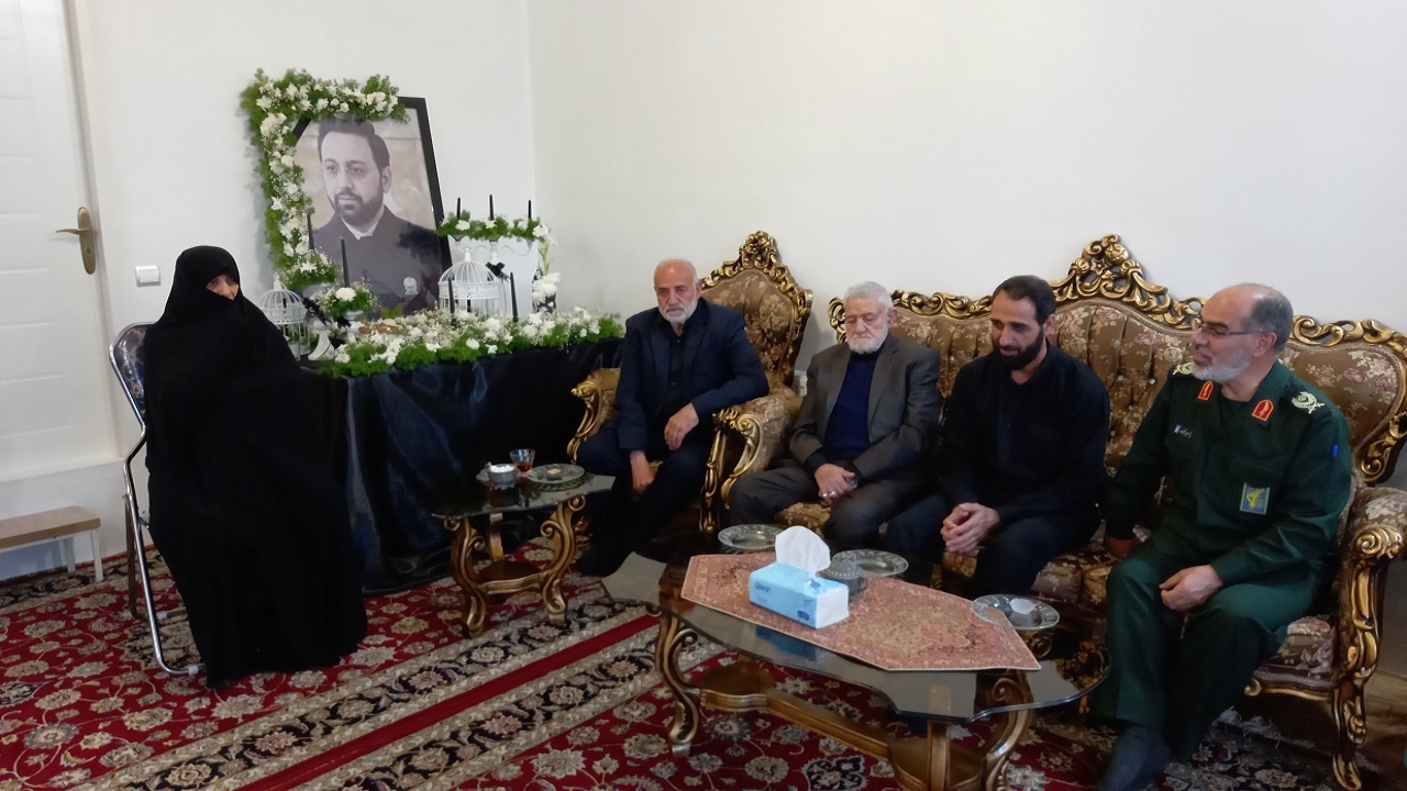 اهدای لوح سپاس فرمانده کل سپاه به خانواده استاندار شهید آذربایجان شرقی اهدای لوح سپاس فرمانده کل سپاه به خانواده استاندار شهید آذربایجان شرقی