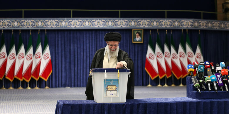 حضرت آیت‌الله خامنه‌ای:عزت و آبروی جمهوری اسلامی در دنیا متوقف به حضور مردم است.
