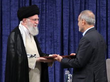 رهبر انقلاب در مراسم تنفیذ رییس جمهور: امروز از لحاظ زمانی، اولویّت با مسائل اقتصادی است. یک تحرّک اقتصادی حساب‌شده‌ قوی پیگیر مورد نیاز است.