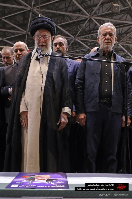 اشکهای پزشکیان رئیسجمهور کشورمان در مراسم اقامه نماز رهبر اشکهای پزشکیان رئیسجمهور کشورمان در مراسم اقامه نماز رهبر