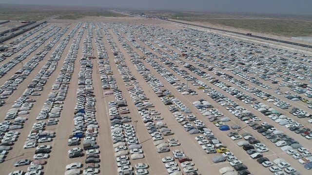 انتقال خودروهای رهاشده در شهر مهران به پارکینگ عمومی🔸فرمانده