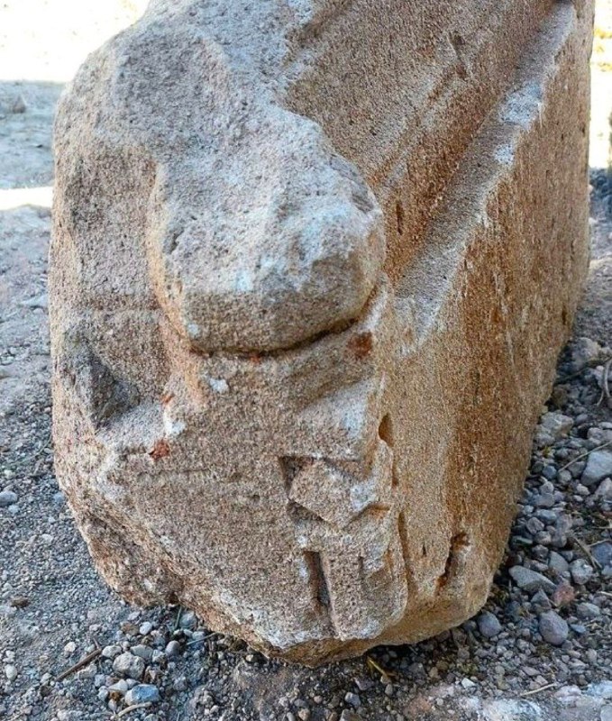 کشف تصادفی «سنگ محراب» تاریخی در بستان‌آباد
