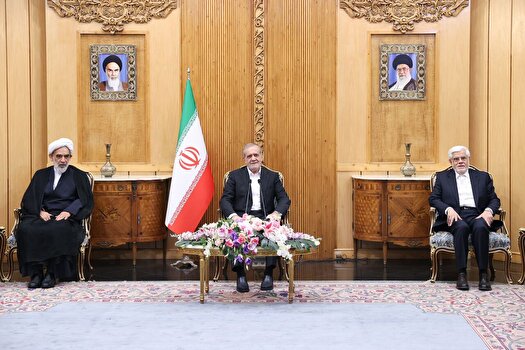 رییس جمهور پیش از عزیمت به نیویورک گفت: امیدوارم در این سفر بتوانیم صدای مردم کشورمان، صدای حق طلبی و عدالت خواهی را به گوش کسانی که در سازمان ملل هستند برسانیم