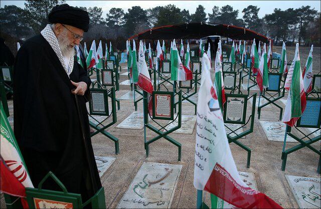 رهبر انقلاب: یاد شهیدان ضامن منحرف نشدن از جهت‌گیری‌های