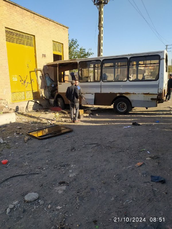 برخورد مینی‌بوس با دیوار در جاده تبریز آذرشهر