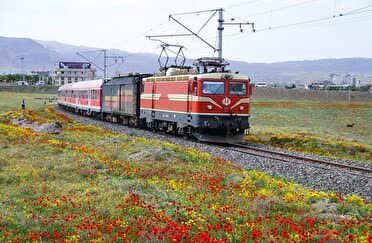 کاهش زمان سفر در قطارهای نوروزی منطقه آذربایجان