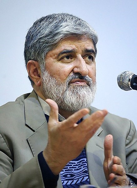 رئیس جمهور باید قانون حجاب را ابلاغ می کرد، بعد بلافاصله لایحه اصلاحی می آورد/اینکه رئیس جمهور بگوید قانون را اجرا نمی کنم، بهانه خوبی به دست مخالفان می دهد